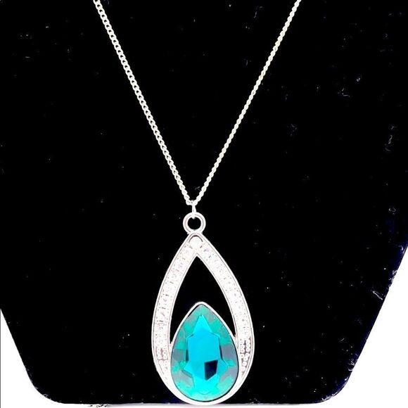 NWOT Green Teardrop Rhinestone Pendant Silvertone Necklace - Picture 2 of 3